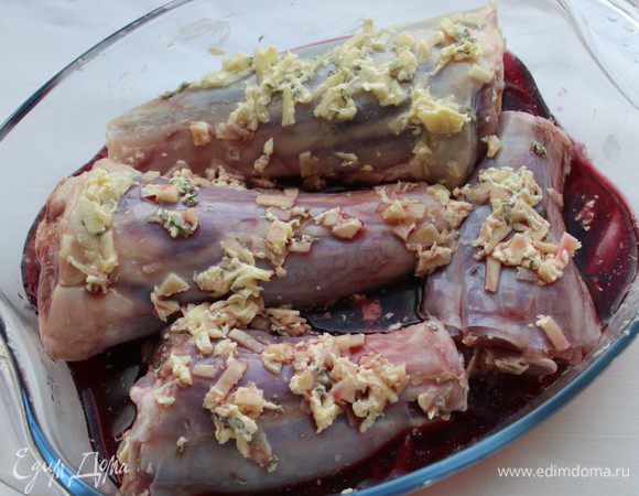 Залить вином, немного посолить. Накрыть форму фольгой и запекать в духовке на слабом огне 2-2,5 часа. Мясо должно стать мягким и хорошо отходить от костей.