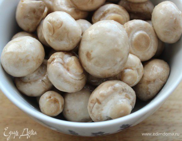 Грибы помыть, сбрызнуть оливковым маслом и посолить. 