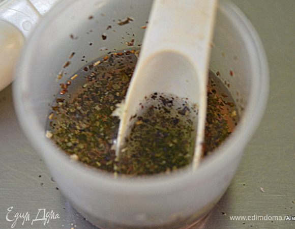 Приготовим заправку. Смешаем оливковое масло, винный уксус, базилик порезанный свежий или сушеный, раздавленный чеснок, соль и черный перец.