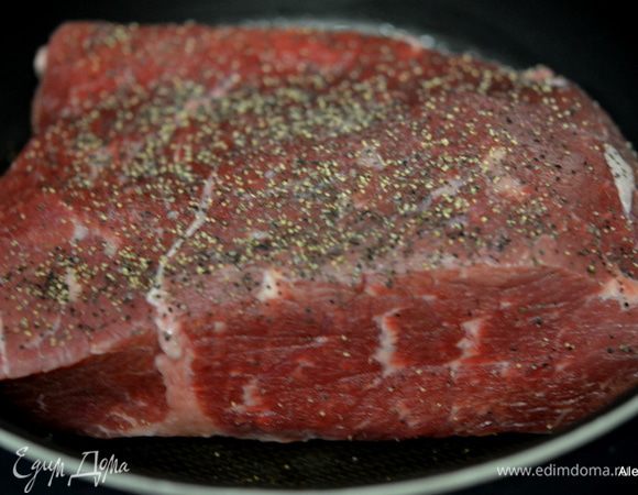 Если делаем в духовке, используем жаровню. Тем-ра духовки в 160 гр. Мясо кусочками, время приготовления 1 ч 30 мин. Большим куском 2 часа 30 мин. примерно. В слоукукоре готовим при медленном режиме 8 часов.
Обжариваем в начале со всех сторон говядину, предварительно с солью и перцем посыпаем.
Снимем со сковороды.
