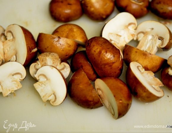 Грибы разрежем пополам,