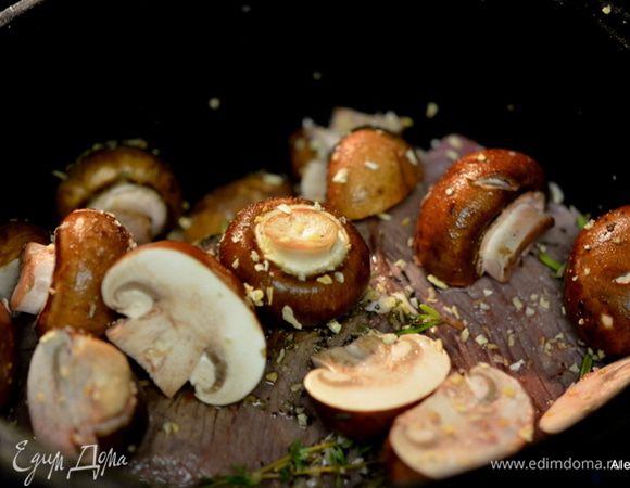 Затем там же обжариваем грибы и лук, затем чеснок. Вылить бульон, вино, бренди, томатный соус, пряности, доводим до кипения.
Для слоукукера обжариваем только говядину, овощи закладываем без обжарки. Сначала лук, чеснок, затем кусок говядины, вино, соус и бренди, пряности.

