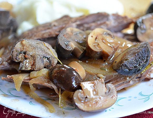 В конце готовки за полчаса смешиваем муку с холодной водой хорошенько. Выливаем  в говядину и томим еще 30 мин. под крышкой.
Если готовим большим куском говядину, разрезаем ее осторожно по порциям. 
Готовое блюдо подаем к столу с соусом и грибами. Приятного аппетита.