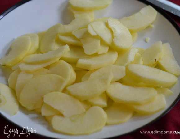 Разогреть духовку до 190 гр.
Яблоки очищаем от кожуры и семян, разрезаем на дольки.