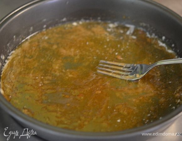 В форму положить сливочное масло и поставить в духовку, чтоб разошлось.
Затем выложить коричневый сахар и кристаллический имбирь  поверх растопленного масла и распределить по всей поверхности.