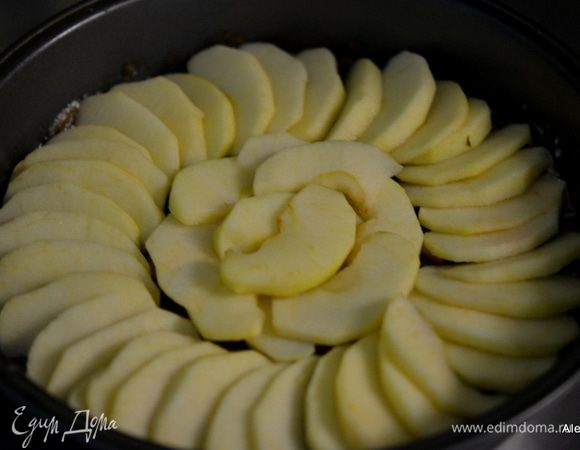 Затем выложим яблоки поверх коричневого сахара.