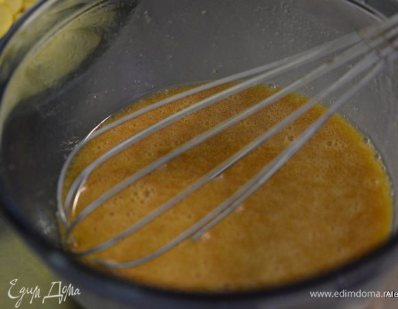 Для теста: смешаем сливочное масло и коричневый сахар, добавить по одному яйцу за раз после каждого перемешивать. Затем ванилин.