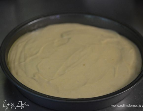 В другом блюде перемешать муку и разрыхлитель, соль. Добавим в масляную смесь, молоко и перемешаем. Вылить поверх яблок, распределить по поверхности. Поставить в духовку на 30-35 мин. Проверяем центр зубочисткой.