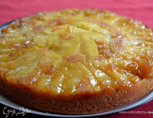 До того как перевернуть - это важно - дать постоять в форме 10-15 мин. И только потом перевернуть на блюдо.