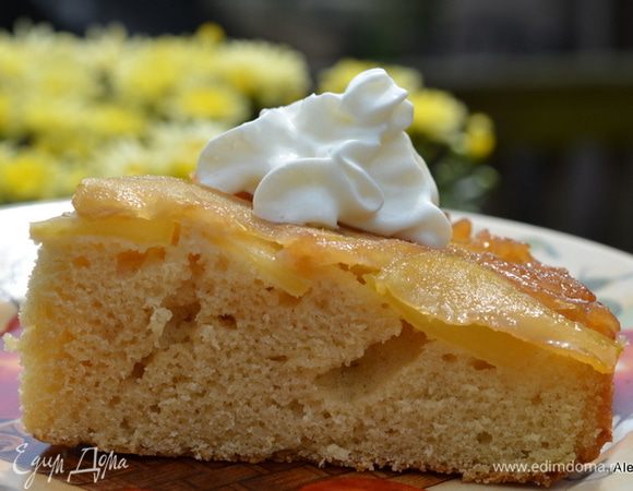 Разрезаем по порциям и подаем к столу теплым по желанию со взбитыми сливками.