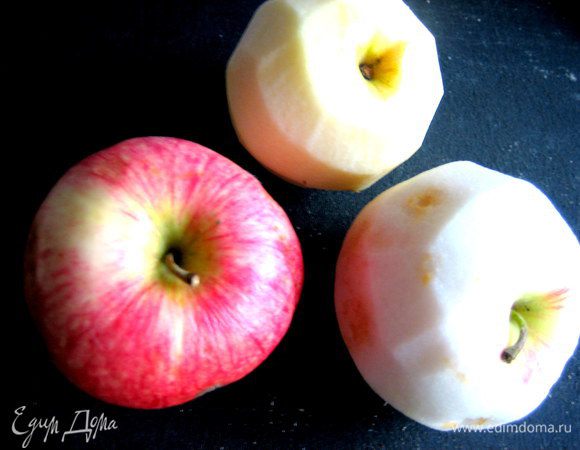 Яблоки моем, очищаем от кожицы и серединки. Я брала одно кислое и одно сладкое садовое яблочко)))