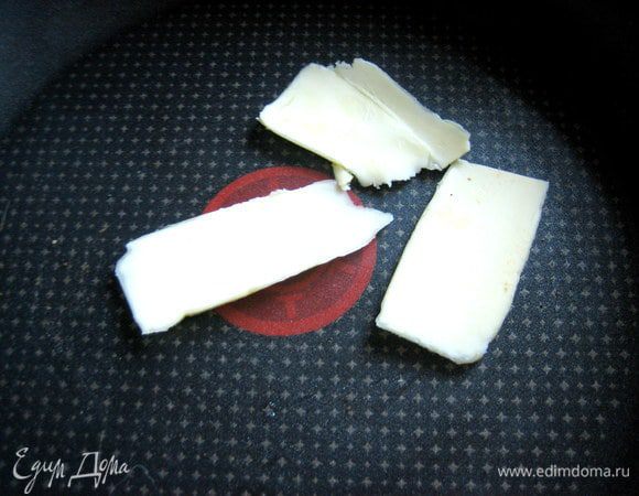 Растапливаем в сковороде сливочное масло.