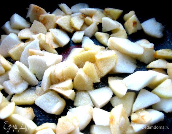И слегка поджариваем яблоки, присыпав из сахаром и ванилью.