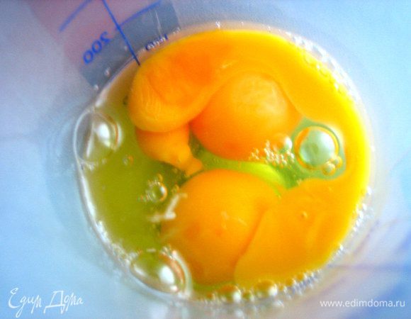 В это время в шейкер вбиваем яйца.