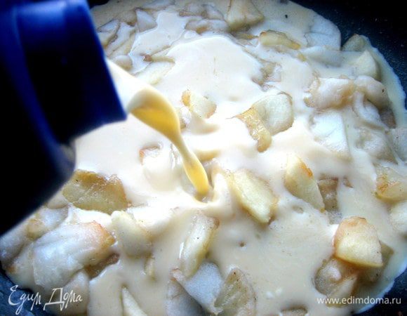 Встряхиваем шейкер и вливаем яичную массу к яблокам. Можно в другой сковороде вылить слой омлета, потом выложить яблоки и снова залить оставшимся омлетом.