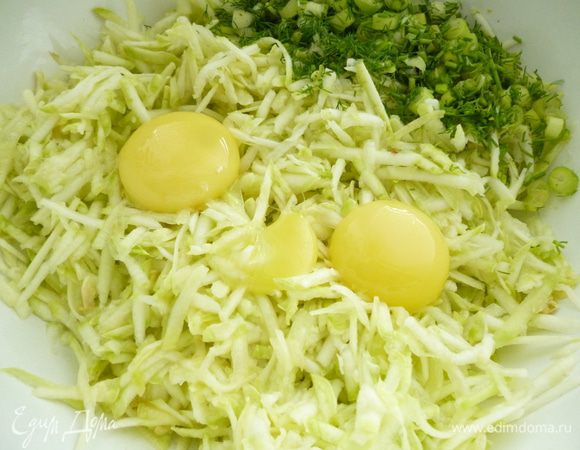 Кабачки натереть на крупной терке, если сильно водянистые, то слегка отжать. У меня были суховатые и я не отжимала. Яйца разделить на желтки и белки. Добавить желтки, сметану, зелень, перемешать.