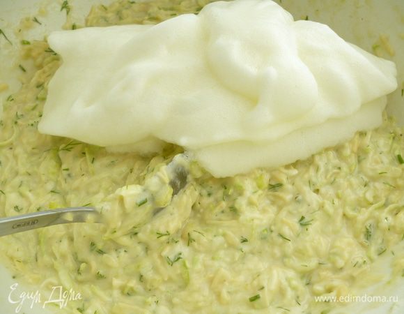 Белки взбить, аккуратно вмешать в тесто.