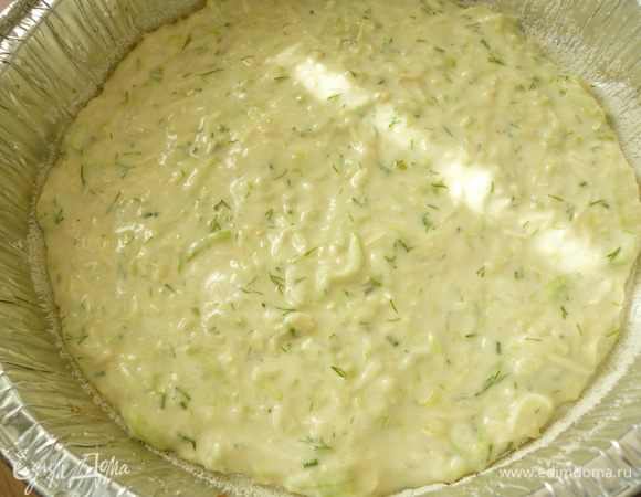 Дно формы для выпечки смазать размягченным маргарином, посыпать манкой, излишки стряхнуть. Тесто визуально делим на четыре части. Выкладываем одну часть теста (примерно 5-6 столовых ложек), равномерно распределяем