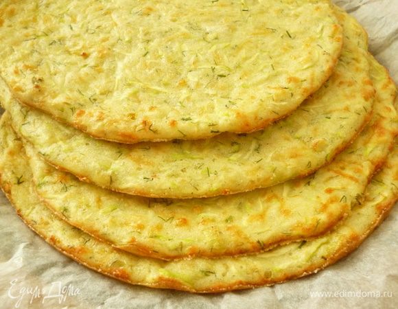 Выпекаем корж при 170 градусах 20-25 минут, он должен слегка подрумяниться. Выпекаем все остальные коржи.