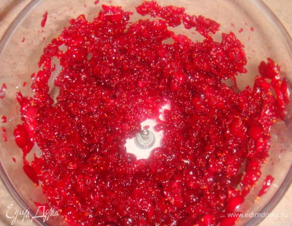 Клюкву промойте, разомните толкушкой или измельчите в блендере, не доводя до состояния пюре.