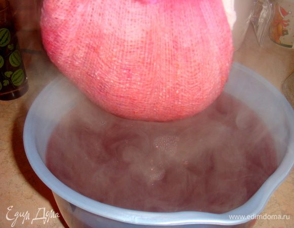 Затем ягодный отвар процедите через марлю. Жмых можно выбросить.