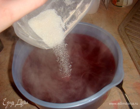 Добавьте сахар и сок от клюквы, хорошо перемешайте. Остудите.