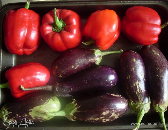 Запечь в разогретой до 250 градусов духовке баклажаны и перцы (перцы до черных подпалин, баклажаны до мягкости). У меня на фото баклажан больше, т.к. готовила еще для другого рецепта. Оставить овощи отпотевать перед очисткой (в пакете, в закрытой кастрюле, в фольге - кому как больше нравится).