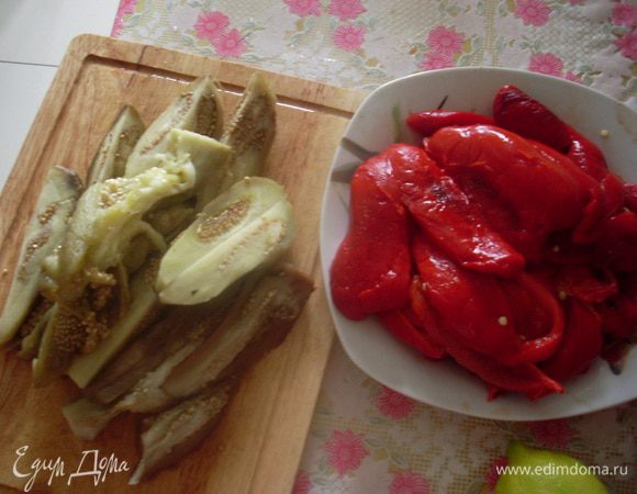 Очистить перцы от кожицы и семян, баклажаны от кожицы. Пропустить через мясорубку. 