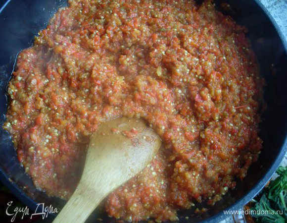 Прогреть масло, добавить овощи, раздавленный чеснок, мелко нарезанный перец чили, лимонный сок и соль. Протушить минут 10. При желании добавить зелень петрушки. 
Хорваты айвар заготавливают на зиму (как у нас баклажанную икру) - тогда в него лучше добавить уксус. Я его приготовила, чтобы съесть в ближайшее время, поэтому добавлять уксус и закатывать в банки не стала.