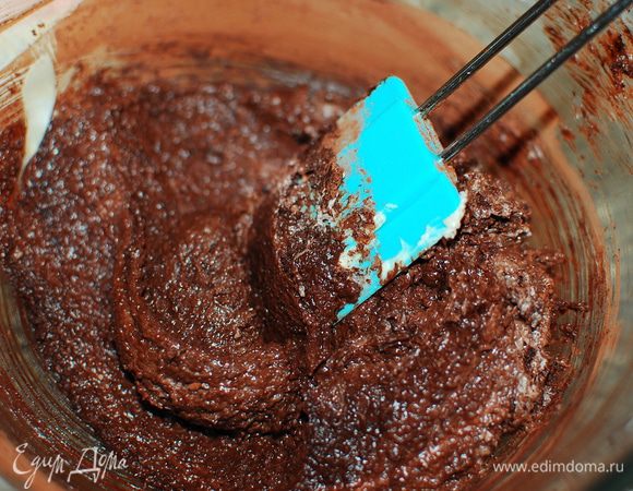 В масляную смесь добавить два вида какао, перемешать.