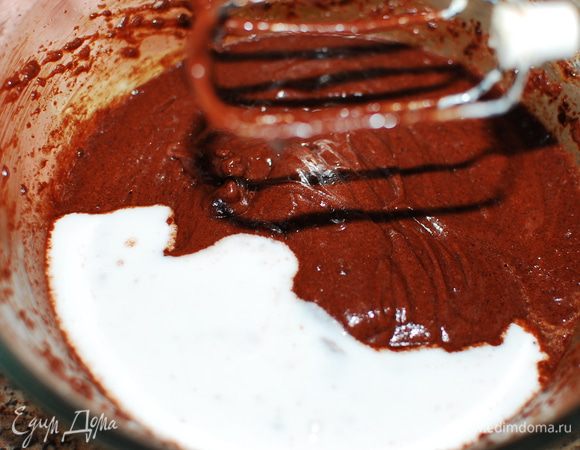 Туда же добавить яично-молочную смесь.