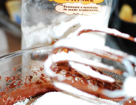 Добавить просеянную муку с разрыхлителем, и аккуратно вымесить. 