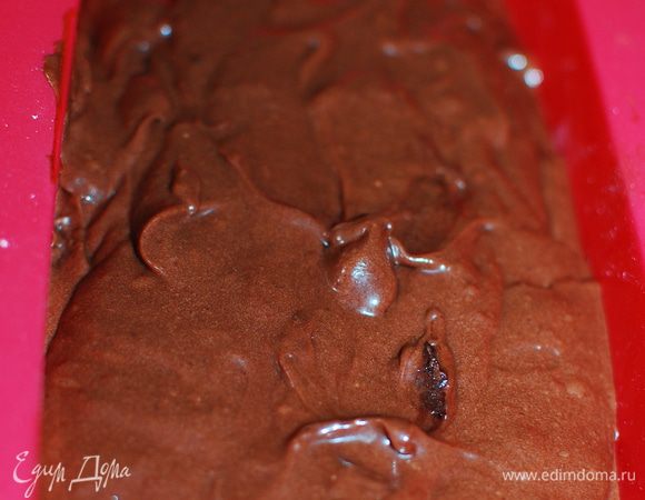 Выложить в силиконовую форму и поставить выпекаться в предварительно разогретую духовку до 200 градусов. Сразу же понижаем температуру до 180 градусов и выпекаем 60 -70 мин.
Проверить готовность деревянной шпажкой. Оставить в форме мин на 15.