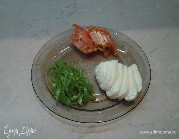 Режем полукольцами  помидоры и перец. Моцареллу нарезаем ломтиками. Оливки порезать кружочками