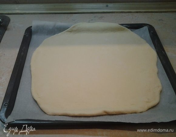 Раскатываем тесто в руг (у меня, правда, на круг особо не похоже). Разогреваем духовку до 200 градусов