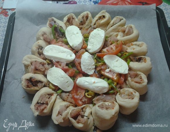 Сверху в произвольном прядке выкладываем перец, помидоры и оливки. сверху выкладываем ломтики моцареллы. ставляем пирог расстояться на 20 минут. Потом смазываем бока и "лепестик" ромашки взбитым яйцом и ставим в духовку на 30 инутт