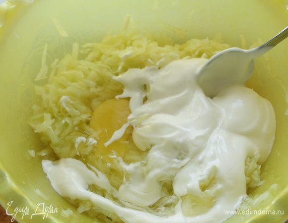 Добавить яйца, сметану, хорошо перемешать.