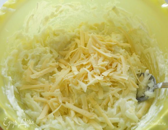 Добавить натертый сыр.
