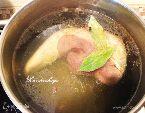 Сварить говяжий язык: промываем его, обсушиваем бумажным полотенцем, кладем в кастрюлю и заливаем холодной водой. Кастрюлю с языком ставим на сильный огонь и доводим до кипения. Сливаем первый бульон, язык еще раз промываем, при необходимости моем кастрюлю. Кладем язык обратно в кастрюлю и заливаем питьевой водой. Доводим до кипения, снимаем образовавшуюся пену. Накрываем крышкой НЕ ДО КОНЦА ! ( в кастрюлю должен поступать воздух, чтобы бульон был прозрачным) и варим на медленном огне 2,5- 3 часа, пока язык не станет мягким. Проверить можно проткнув кончик языка зубочисткой.  Не задолго до окончания варки немного солим,  кладем черный и душистый перец и лавровый лист.