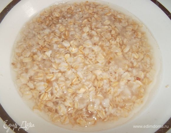 Хлопья залить кипящей водой или молоком буквально на 1 минуту и слить жидкость...