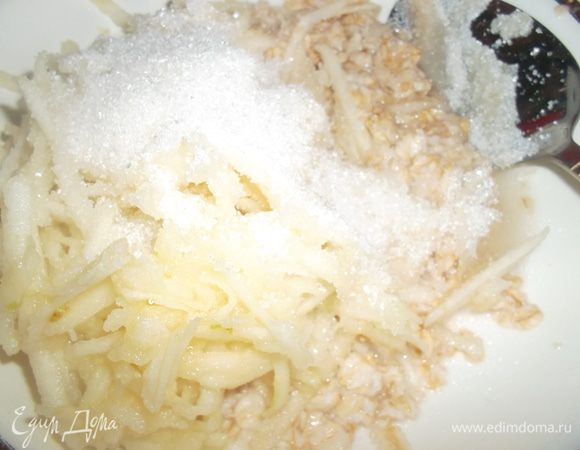 Добавить сахар и натертое на средней терке яблоко, шепотку корицы...