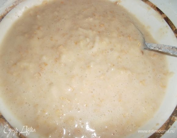 Добавить муку, оливковое масло и замешать тесто на оладки...