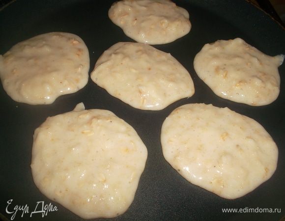 Выпекать на сухой сковороде до золотисто-коричневого цвета...