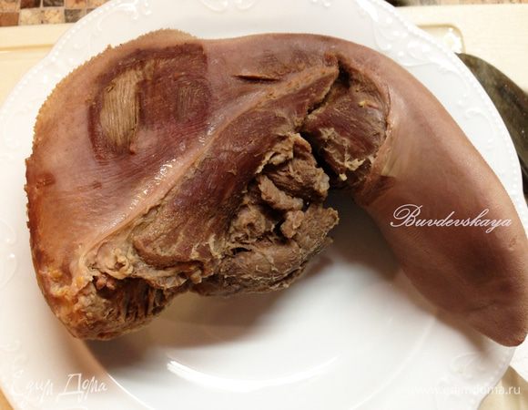 Вынимаем язык из бульона, опускаем в холодную воду и очищаем его под струей холодной воды (так легче снимается кожа). Вынимаем из бульона перец и лавровый лист.