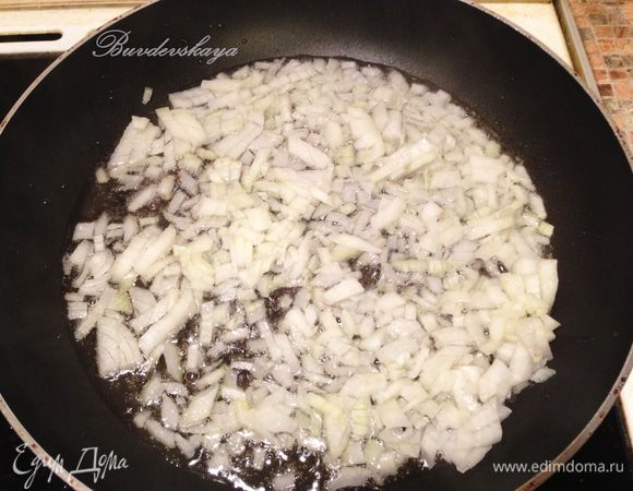 В это время готовим зажарку (заправку) для борща. Моем, очищаем репчатый лук и мелко-мелко режем. Кладем в сковороду с разогретым растительным маслом и пассеруем на медленном огне.