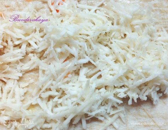  Моем, чистим корень петрушки и натираем на мелкой терке.