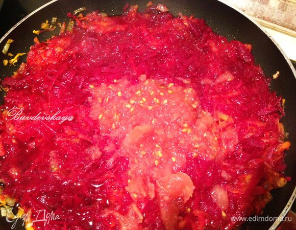 Моем, чистим свеклу и натираем на крупной терке. Кладем в сковороду. Добавляем лимонный сок (чтобы свекла не потеряла цвет). Перемешиваем. Добавляем корень петрушки. Трем на крупной терке помидоры (без кожицы) прямо в сковороду. Тушим на медленном огне. Немного солим, перчим и добавляем стакан кипятка.  Тушим еще минуты 3-4 и выключаем огонь.