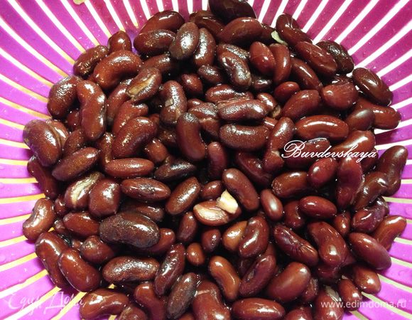 Сливаем из фасоли сок и промываем ее под холодной водой.