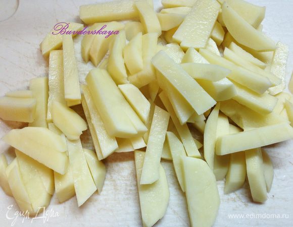 Моем, очищаем картофель и режем на брусочки. Добавляем в кастрюлю к бульону. И готовим на среднем огне.
