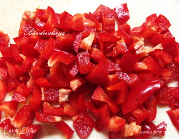 Моем болгарский перец, очищаем от семян и режем на мелкие кубики.